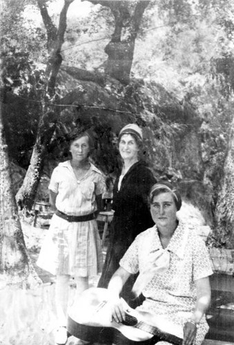 Bertha Louise Corbett Melcher with her daughters, 1927