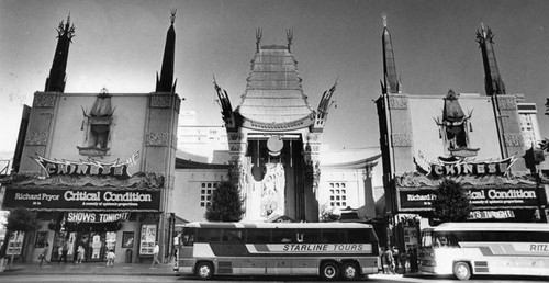 Tour buses, Grauman's Chinese Theatre