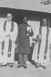 Pakistan, NWFP. Fra venstre: pastor Børge Frello, en kateket og pastor Muhammed Ali Taib