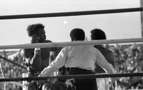 Mike Weaver and Michael Dokes in the boxing ring, Las Vegas, 1983