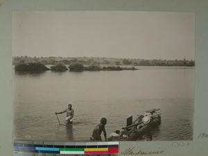 Crossing the Matsiatra River, Mandronarivo, Madagascar, 1905