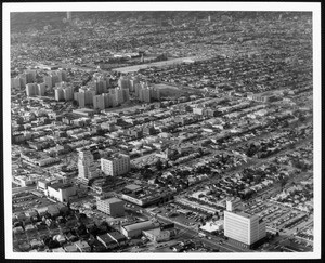 An aerial view of the Park La Brea apartment complex and surrounding area, looking northwest with Wilshire Boulevard in the foreground
