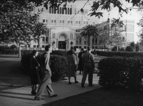 Alumni Park and Doheny Library at U.S.C