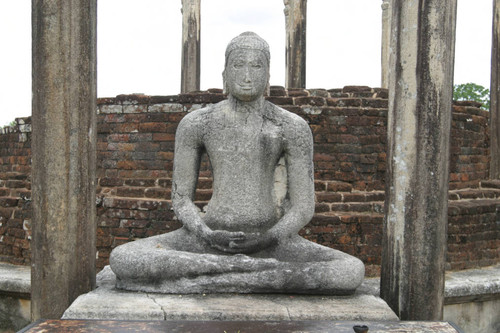 Vatadāgē: Seated Buddha statue