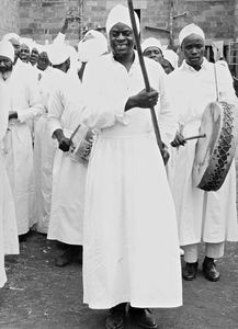 Tilhængere af kirkesamfundet 'Helligåndens Kirke' i Kenya, Østafrika. (Anvendt i: Dansk Missionsblad nr 11/1974)