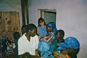 Volontør hos DMS missionær Anna Stubkjær Borg i arbejde på Rwantege Klinik i Kagera region, Tanzania. (Navn på volontør?)