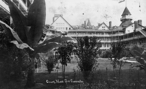 Hotel del Coronado courtyard