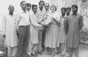 Missionssekretær i DMS, pastor Karen Berntsen møder kristne i Peshawar stift, Pakistan, 1988. Her modtager hun en velkomst-gave