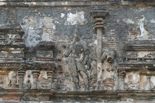 Lankatilaka ("Jewel of Lanka"): Image house: Façade: Stucco decoration
