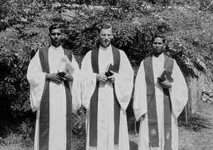 Ordination i Øst Jeypore, Indien. Fra venstre: B. J. Mahanti (0rdinand), Johannes Andersen, J. Drakshalata. (Anvendt i: DMS Årbog 1959/60)