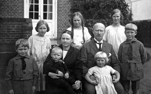 Missionary, dr. Laurits Karl Larsen and wife Olia Gudrun Marie Larsen witheir children (Sigrid