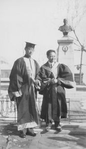 Lægeskolen i Moukden. Fra kandidatfesten. Til højre Dr. Leo, til venstre en af kandidaterne. Dr. Christie's buste i baggrunden. Anvendt 1929