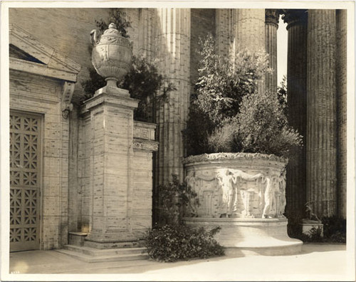 [Sculptures near entrance to Palace of Fine Arts, Panama-Pacific International Exposition]