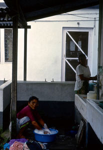 Den Norske Skole i Kathmandu, Nepal, 1991. Fra morgenstunden begynder ayah'erne (hushjælp) at vaske vores tøj i boardingen. Det foregår på gammeldags maner med håndkraft. Det er ret hårdt, mener de 5 elever