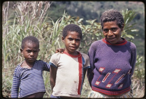 Western Highlands: woman and two children
