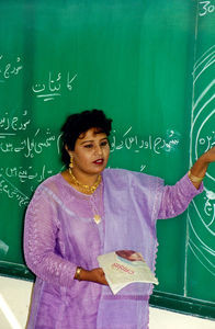Pakistan 1995. Fra kirkens skole i Nowshera. Lærer underviser ved tavlen