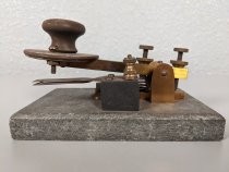 Telegraph key for radio transmission