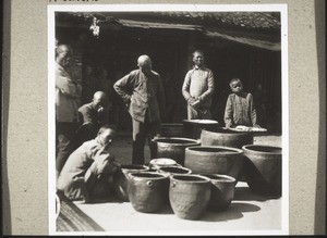 Sellers of waterpots on the market in Tschagba