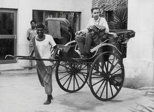 Calcutta, Nordindien, maj 1971. Hans Thore Løvås fra Norge transporteres i rickshaw, trukket af en løber. (Løvås er netop flygtet fra borgerkrigen i Øst Pakistan)