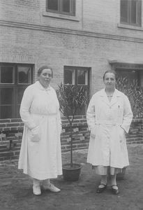 Antung Kvindehospital, frk. Karen Gormsen, og Dr. Marie Nielsen