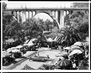 Fashion show at Pasadena's Hotel Vista Del Arroyo near the base of the Arroyo Seco Bridge, 1940-1950