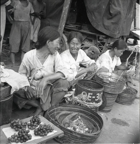 Women selling food in the market