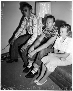 Garrett family held as hostages by escaped convicts, 1958