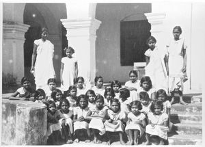 Santal Parganas, Nordindien, 1949. Elever i Maharo Pigeskole. (Skolen blev grundlagt af den norske missionær Anna Kristine Jensen (1866-1946). Arbejdssteder: Benagaria 1908-1911, Maharo 1911-31)