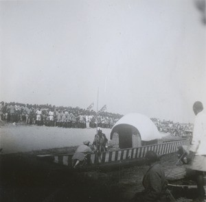 Enthronement of King Mwanawina III : Mwanawina getting off the Nalikwanda (royal barge)