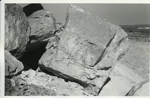 Large boulder at Jabal al-Ṭārif cliff