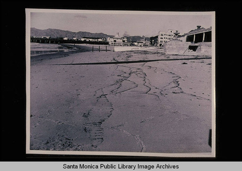 Tide studies looking north to the Santa Monica Pier with tide at 2.4 feet on February 9, 1939 at 11 AM