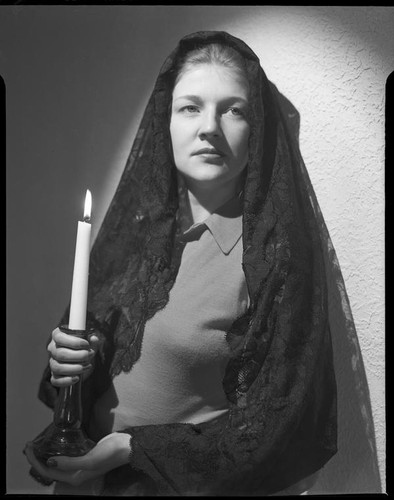 Betty Hanna in mantilla with candle, 1941