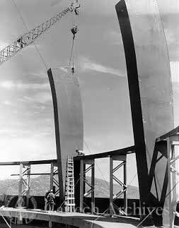 Placing the last lower main arch span of the 200' dome