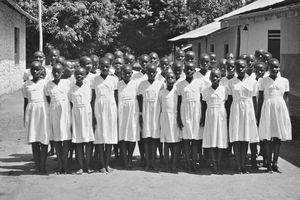 Tanganyika (fra 1964 Tanzania). Fra Kashasha Pigekostskole, Bukoba. Elever samlet til velkomst af guvernøren
