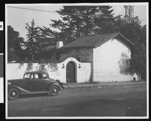 Exterior view of El Cuartel, the oldest adobe building in Santa Barbara, ca.1940