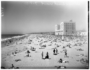 Beach crowd at Hermosa Beach, 1951