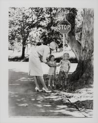 Chonne Patton with children, Santa Rosa, California, 1959