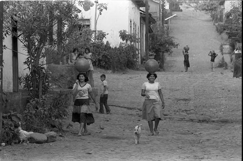 Women with water jugs, San Francisco Javier, Usulután, 1983