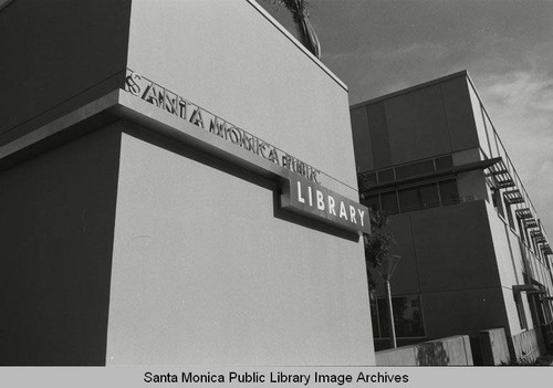 Santa Monica Public Library sign on Sixth Street for the new Main Library (Santa Monica Public Library, 601 Santa Monica Blvd. built by Morley Construction. Architects, Moore Ruble Yudell.) December 30, 2005