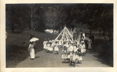 Students from Ross School walking to the second annual May Day celebrations in Kentfield, California, May, 1910 [photograph]