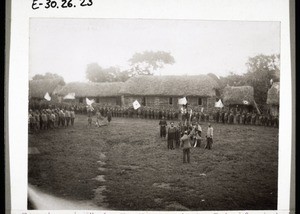 Missionar Ernst und König Fo Nyonga beim Schulfest, April 1909