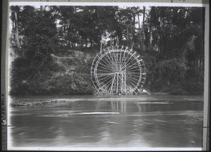 Wasserrad aus Bambus am Junonfluss, 10 m hoch, wird vom Fluss selbst getrieben