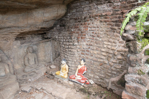 Kudā Gal Vihāra ("lesser Rock-hewn Temple"): cave shrine: seated Buddha statues