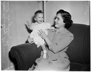 Baby meets dad, 1952