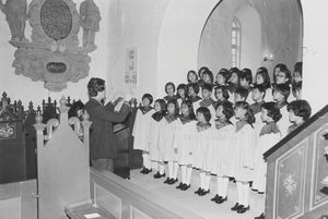 Børnekoret fra det kristne Radioprogram "Den Lutherske Stemme" i Taiwan synger ved gudstjenesten i Flynder kirke, 1979. (Anvendt i: dansk Missionsblad nr 12/1979)