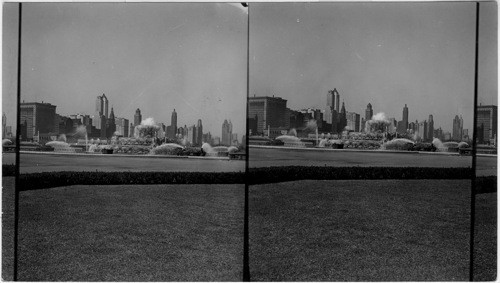 North to Buckingham Fountain and the Chicago Skyline in background, Grant Park, Chicago, Ill