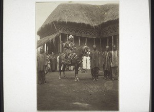 Nz Monkuob zu Pferd, Onkel des Königs Ndjoya