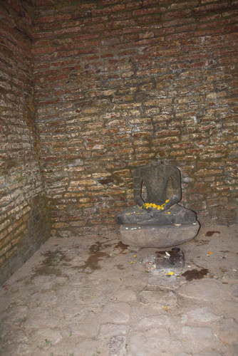 Rankoth Vehera (Golden Pinnacled Stupa), originally named Ruvanvēliseya (Golden Sand) stupa: Image house: Samadhi Buddha