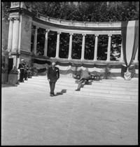 [Montpellier: "tomb"; ceremony at memorial, presumably tomb of unknown soldier]