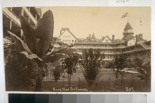 Court, Hotel Del Coronado. 207. [Photograph by Turner.]